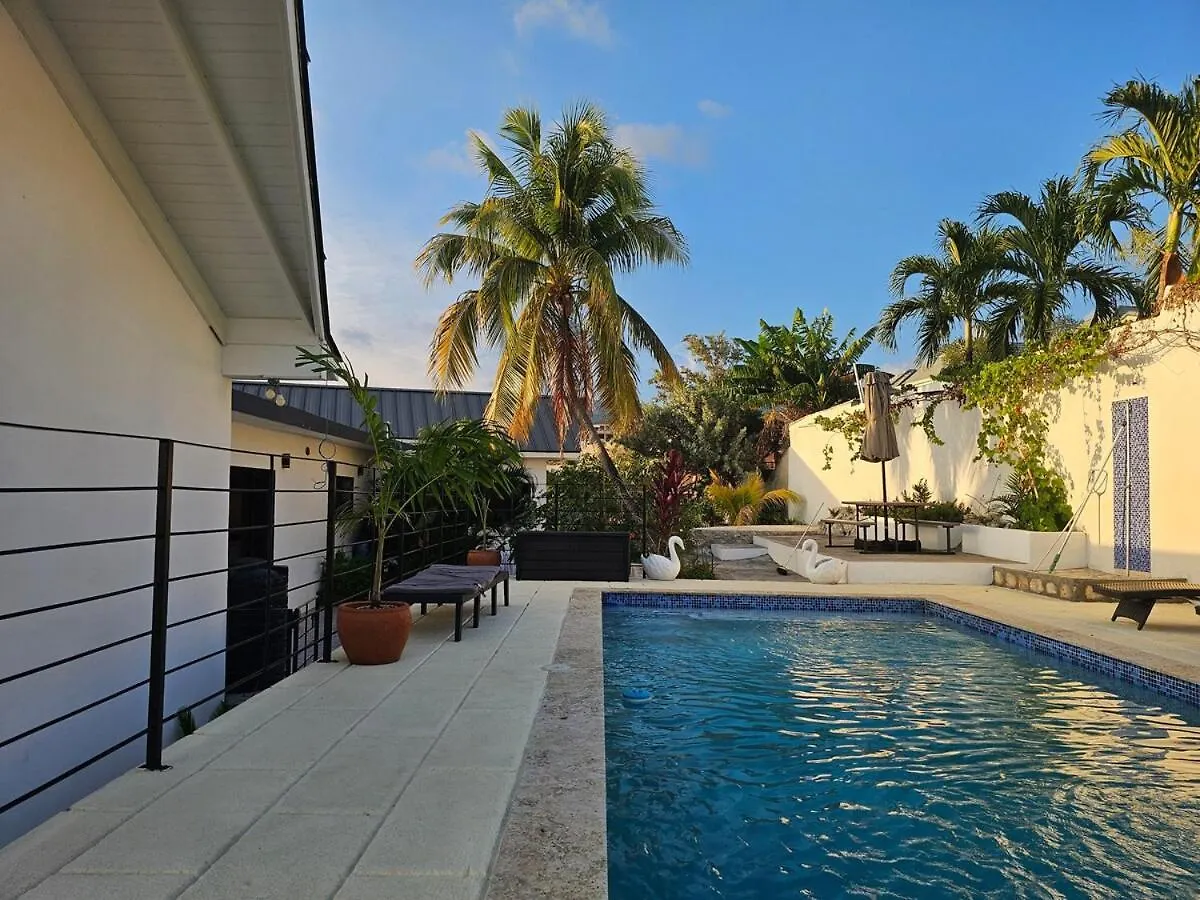 Beverly Oasis Kingston 0*,  Giamaica